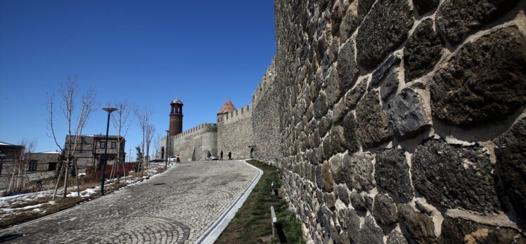 Kadim şehir Erzurum yüzlerce yıllık yapılarıyla ziyaretçilerini tarihi yolculuğa çıkarıyor
