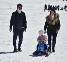Kahramanmaraş'taki Yedikuyular Kayak Merkezi'nde hafta sonu yoğunluğu