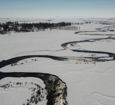 Kars'ın karla kaplı arazilerindeki menderesler hayran bıraktırıyor