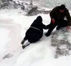 Kars'ta karla mücadele ekipleri hayat kurtarma mesaisinde