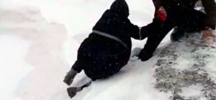 Kars'ta karla mücadele ekipleri hayat kurtarma mesaisinde