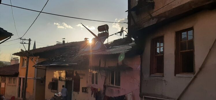 Kastamonu'da iki ahşap ev yandı