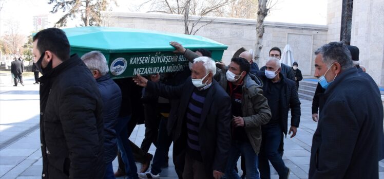 Kayseri'de eski eşi tarafından silahla öldürülen kadının cenazesi toprağa verildi