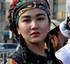 Kırgızistan'da “5 Mart Milli Ak Kalpak Günü” geçit töreninde geleneksel kıyafetler tanıtıldı