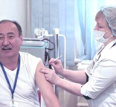 Kırgızistan'da ilk Kovid-19 aşısı Sağlık Bakanı Beyşenaliyev'e yapıldı