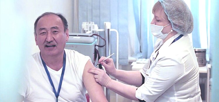 Kırgızistan'da ilk Kovid-19 aşısı Sağlık Bakanı Beyşenaliyev'e yapıldı