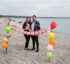 Kız arkadaşına Antalya'nın Konyaaltı sahilinde meşaleli sürpriz evlilik teklifi yaptı
