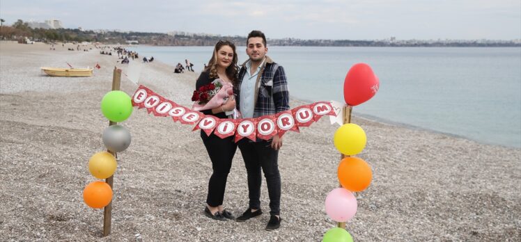 Kız arkadaşına Antalya'nın Konyaaltı sahilinde meşaleli sürpriz evlilik teklifi yaptı