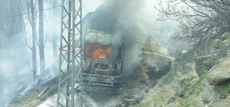 Konya'da saman yüklü tır yandı