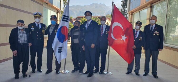 Kore Cumhuriyeti Ankara Büyükelçiği, Muharip Gaziler Derneği İskenderun Temsilciliğine Kore bayrağı takdim etti