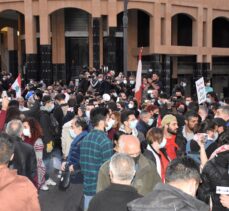 Lübnan'da yüzlerce kişi “geçiş hükümeti kurulması” talebiyle Meclis binasına yürüdü