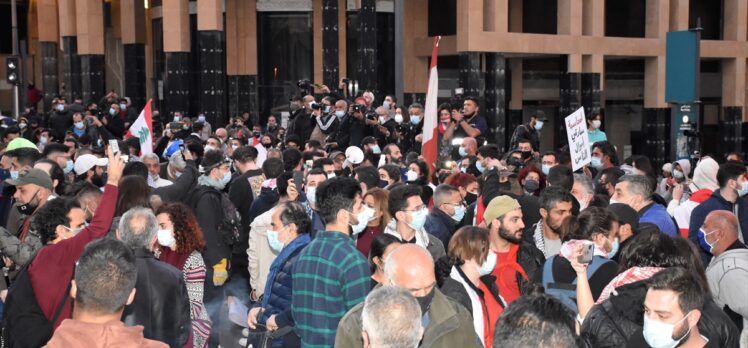 Lübnan'da yüzlerce kişi “geçiş hükümeti kurulması” talebiyle Meclis binasına yürüdü
