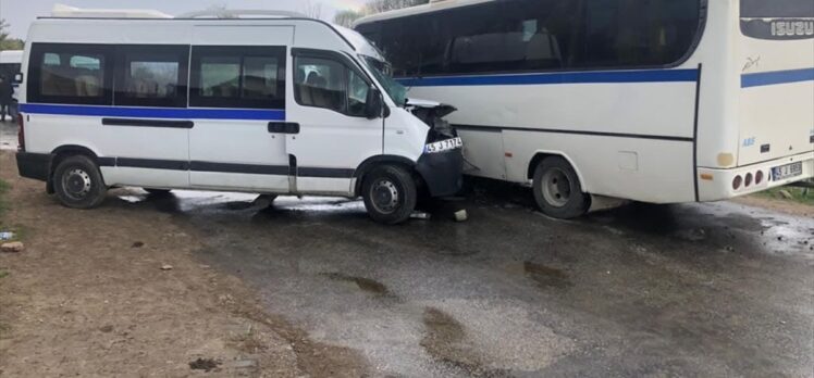 Manisa'da tarım işçilerini taşıyan iki servis aracı çarpıştı: 10 yaralı