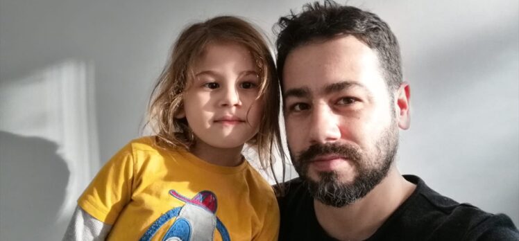 Manisa'da yaşayan 3,5 yaşındaki Elif Naz'ın İstiklal Marşı okuduğu anlar beğeni topladı