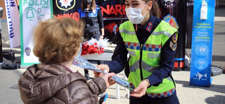 Mersin'de alışverişe çıkan kadınlara polis ve jandarmadan “8 Mart” sürprizi