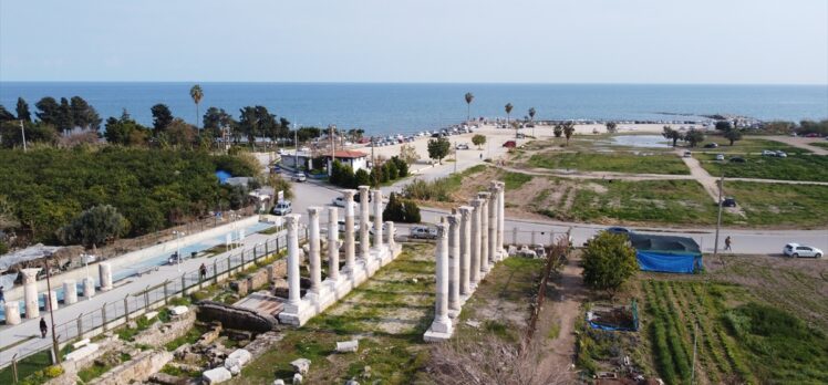 Mersin'de deniz suyunun çekilmesiyle  bir kısmı gün yüzüne çıkan antik kentin limanına ilgi