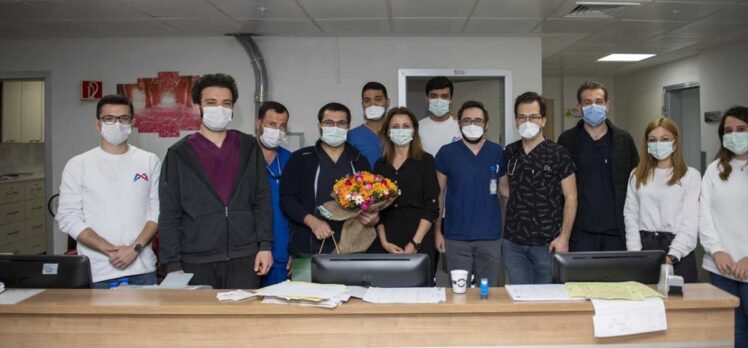 Mersin'de sağlık çalışanlarına 14 Mart Tıp Bayramı'nda çiçek ve çikolata sürprizi