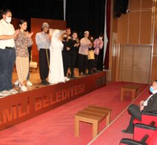Mersin'de tiyatrocular down sendromlu genç için sahne aldı