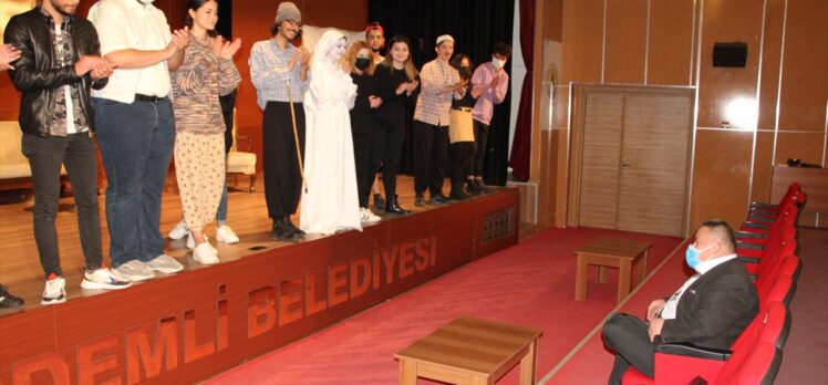 Mersin'de tiyatrocular down sendromlu genç için sahne aldı