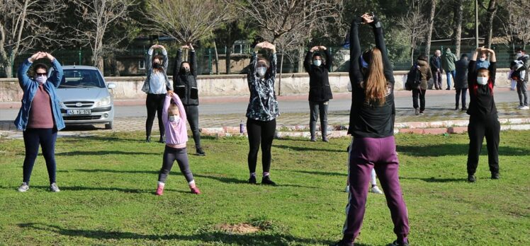 Milli cimnastikçi Ayşe Begüm Onbaşı, Kadınlar Günü'nde kadınlara sabah sporu yaptırdı