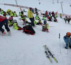 Minik kayakçılar Palandöken'de kar yağışı altında yarıştı