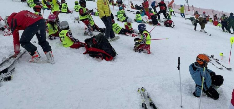 Minik kayakçılar Palandöken'de kar yağışı altında yarıştı