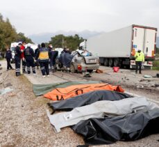 GÜNCELLEME – Muğla'da tırla otomobil çarpıştı: 5 ölü