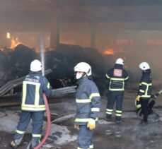 Niğde'de tekstil fabrikasının deposunda çıkan yangın hasara yol açtı