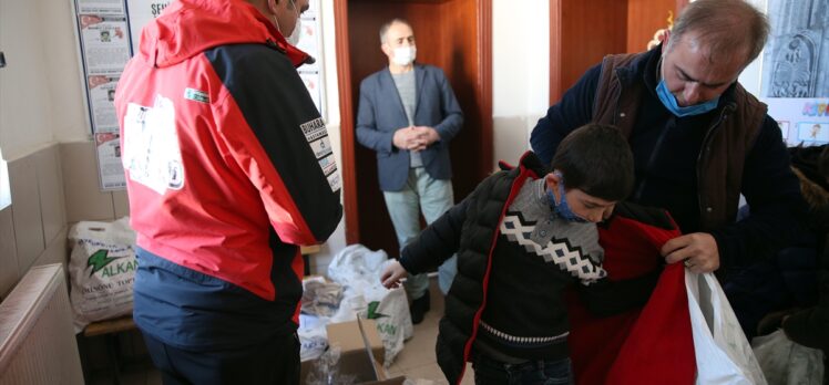 Off-road tutkunları Erzurum'daki köy çocukları için zorlu yolları aştı