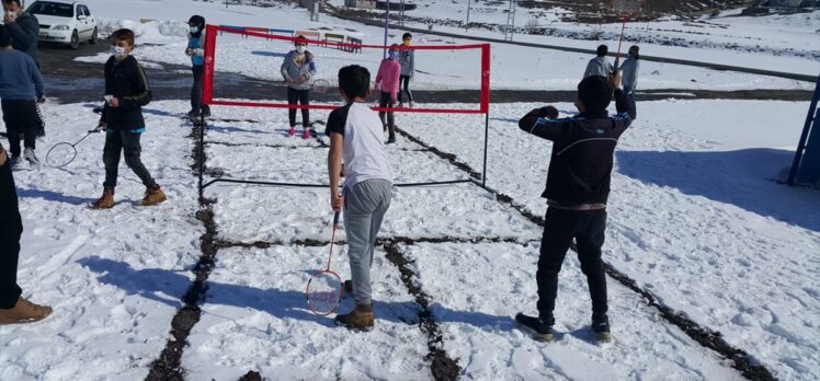 “Orda Bir Köy Var Uzakta” projesiyle Ardahanlı köy çocukları badminton ile tanıştı