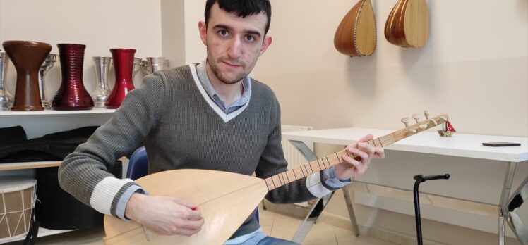 Otizmli Murat, 10 enstrümanı profesyonel düzeyde çalabiliyor