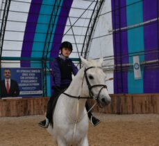Serebral palsi hastası Canan, “para at terbiyesi” yarışmasında başarı için mücadele verecek