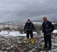Sinop'ta koyunları susuz kalan besiciye belediye ekipleri tankerle su ulaştırdı