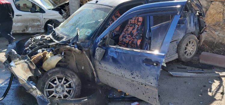 Sivas'ta hafif ticari araç ile otomobil çarpıştı: 2 yaralı