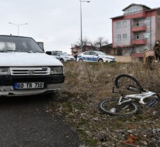Sivas'ta otomobilin çarptığı bisikletli ile yaya yaralandı