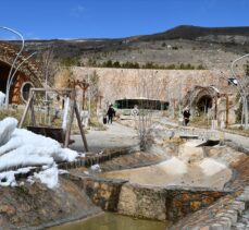 Sivas'taki “Hobbit Evleri”nde kış ve baharın güzellikleri bir arada yaşanıyor