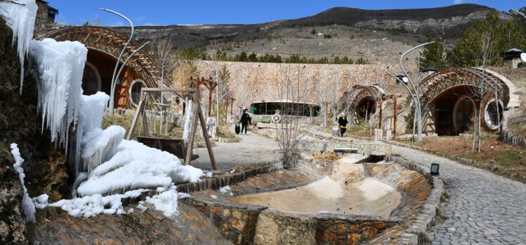 Sivas'taki “Hobbit Evleri”nde kış ve baharın güzellikleri bir arada yaşanıyor