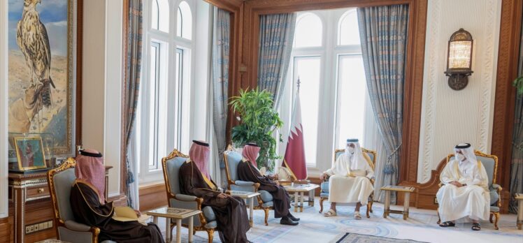 Suudi Arabistan Kralı Selman, Katar Emiri Al Sani'ye ikili ve uluslararası meselelere ilişkin mesaj iletti