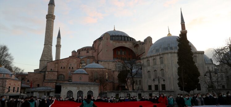 TÜGVA üyeleri Ayasofya-i Kebir Camii önünde İstiklal Marşı okudu