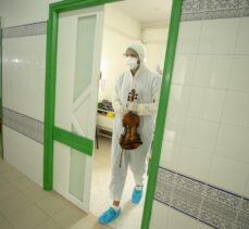 Tunuslu doktor, kemanıyla Kovid-19 hastalarına moral aşılıyor