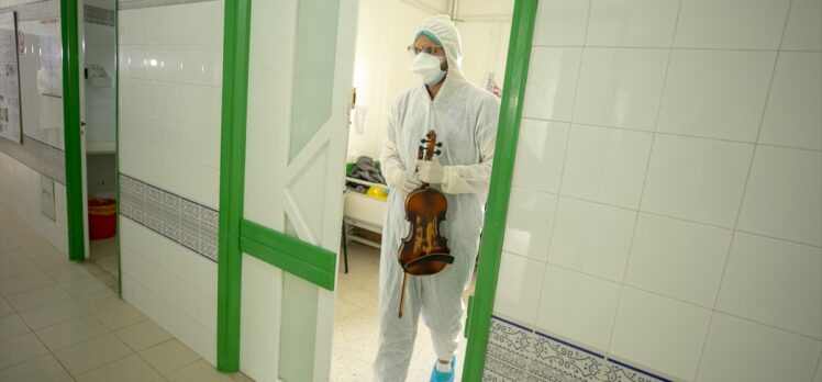 Tunuslu doktor, kemanıyla Kovid-19 hastalarına moral aşılıyor
