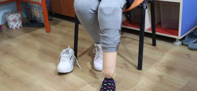 Türkiye'de protez bacağa kavuşan Suriyeli Şeyma, yürüyerek okula gitmenin sevincini yaşadı