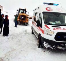 Van'da yolu kardan kapanan mahallelerde mahsur kalan 2 hasta için seferberlik