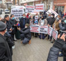 Vanlı aileler, çocuklarına kavuşmak için HDP İl Başkanlığı önünde eylem yaptı