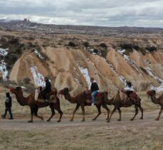 Yabancı turistler Kapadokya'yı deve sırtında keşfediyor