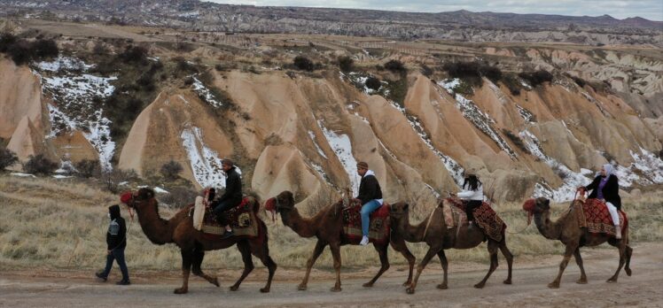 Yabancı turistler Kapadokya'yı deve sırtında keşfediyor