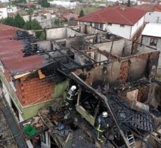 Yalova'da çatıda başlayan ve binayı saran yangın itfaiye ekiplerince söndürüldü