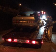 Zonguldak'ta polisten kaçmaya çalışan 3 kişinin içinde bulunduğu otomobil kanala düştü