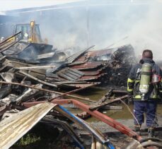 Adana'da atık toplama tesisinde çıkan yangın hasara neden oldu
