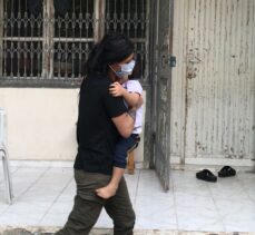 Adana’da balkondan aşağıya sarkan çocuğu itfaiye kurtardı
